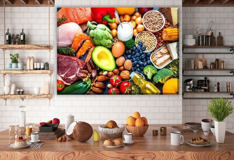 Свежи зеленчуци, билки и хранителни съставки красиво подредени на дървена маса, представляващи здравословни кулинарни традиции и балансирано готвене